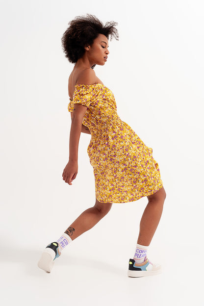 Vestido corto con escote Bardot detalle fruncido y volantes con estampado floral amarillo