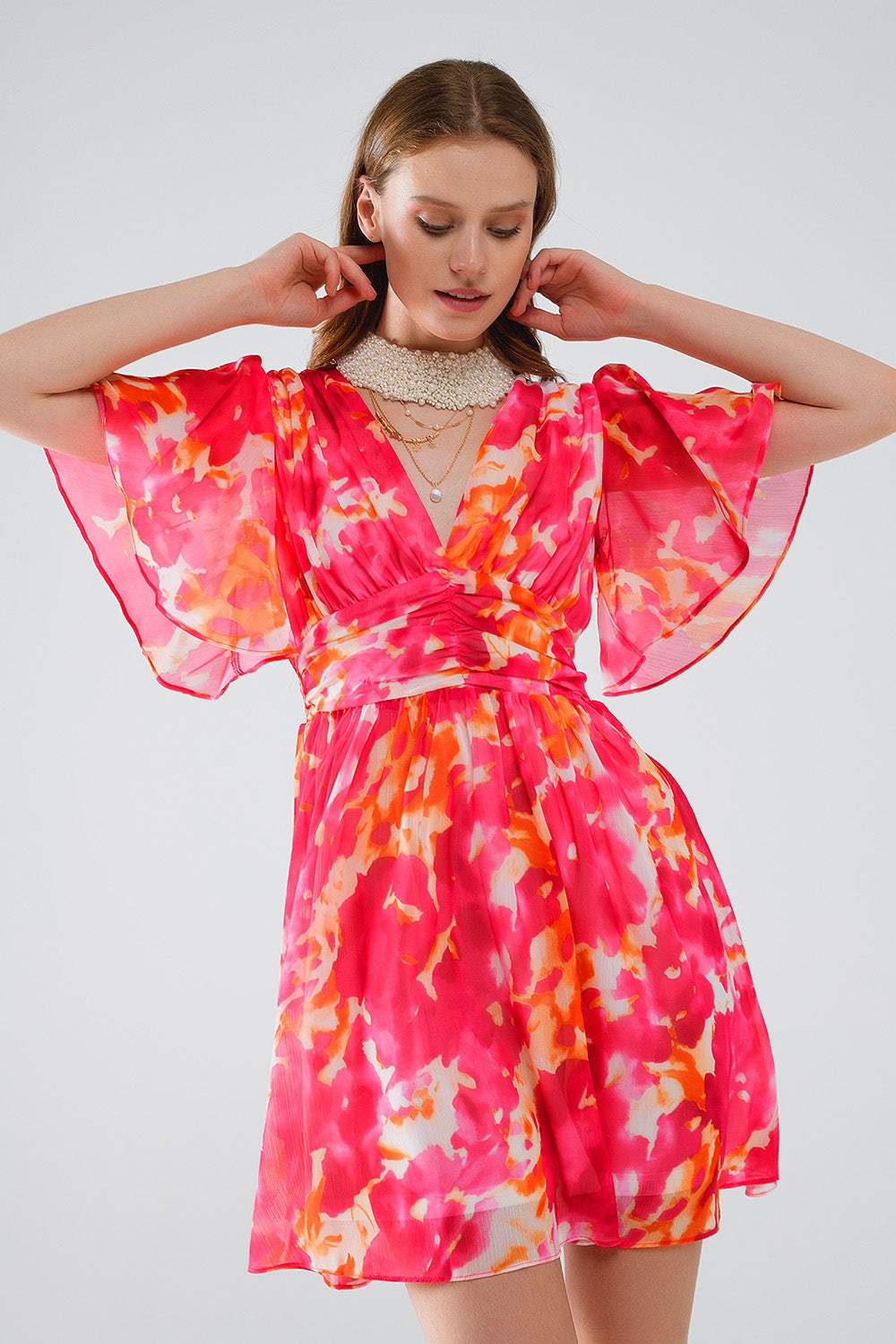 Q2 Vestido corto con escote en V con estampado abstracto en rosa y blanco