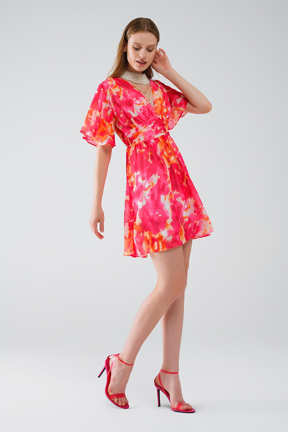 Vestido corto con escote en V con estampado abstracto en rosa y blanco