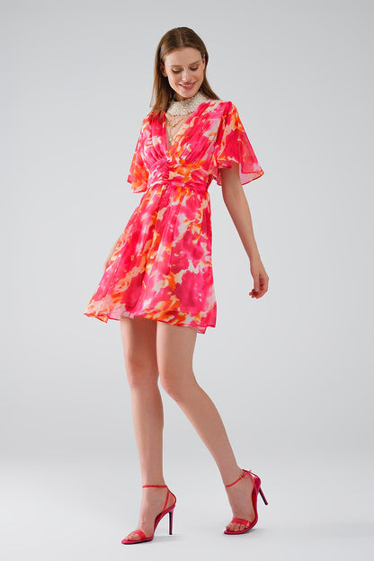 Vestido corto con escote en V con estampado abstracto en rosa y blanco