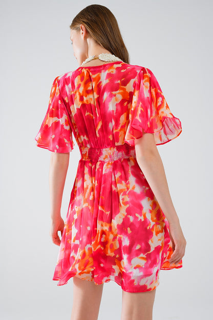 Vestido corto con escote en V con estampado abstracto en rosa y blanco