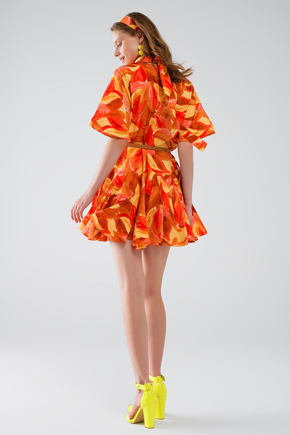 Vestido corto con estampado abstracto en marrón rojo y marrón