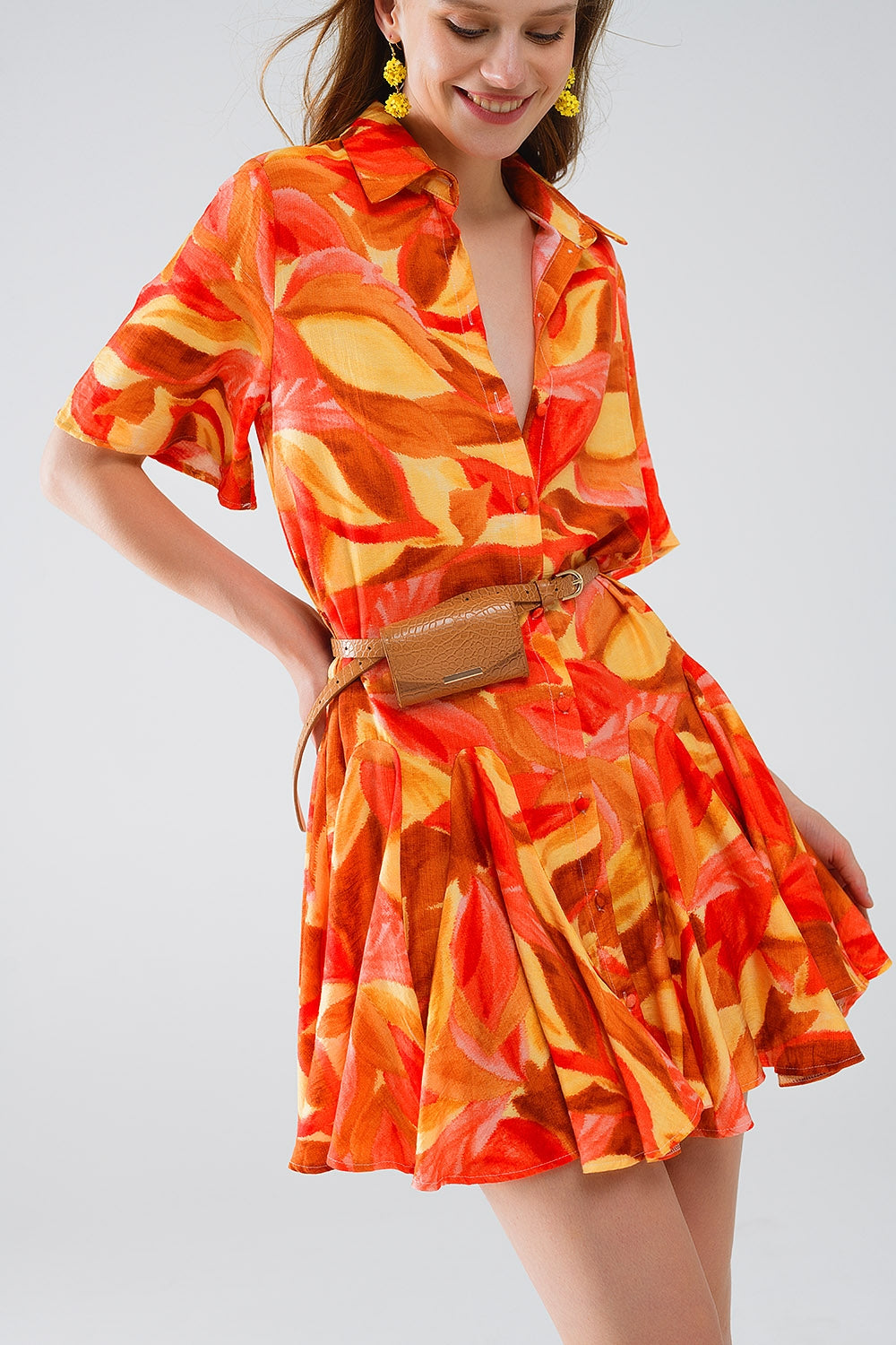 Vestido corto con estampado abstracto en marrón rojo y marrón