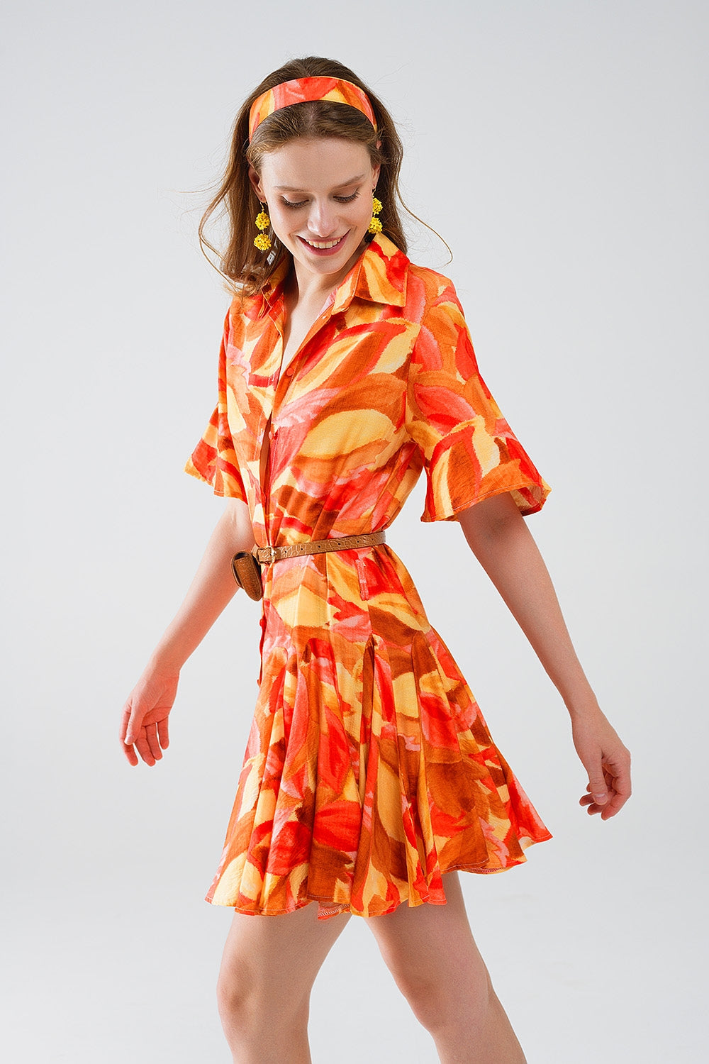 Vestido corto con estampado abstracto en marrón rojo y marrón