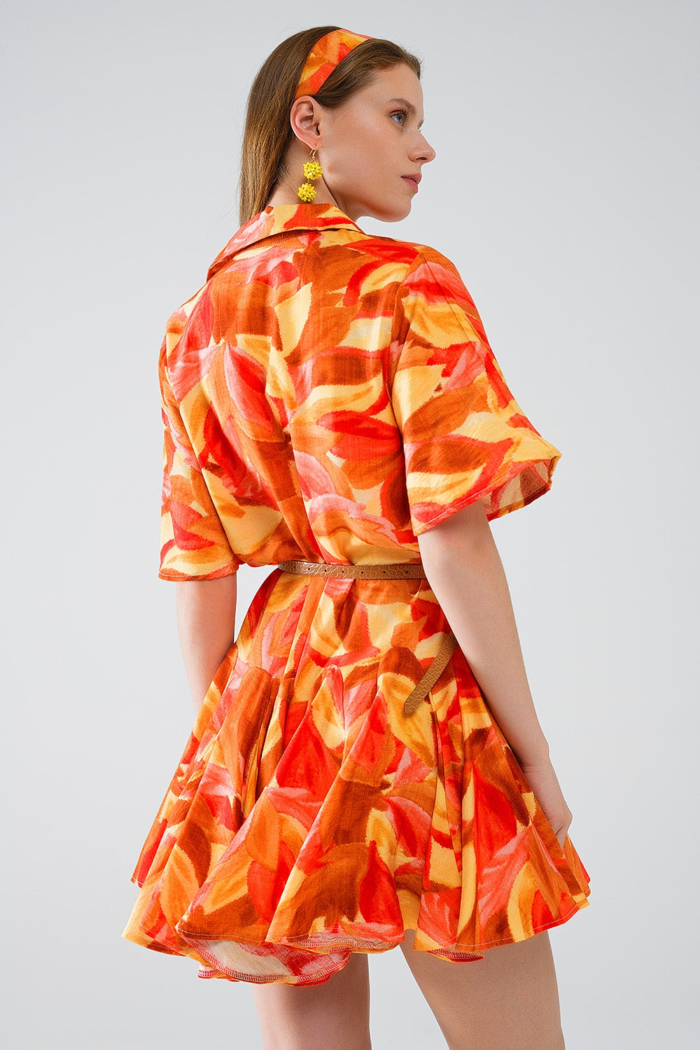 Vestido corto con estampado abstracto en marrón rojo y marrón