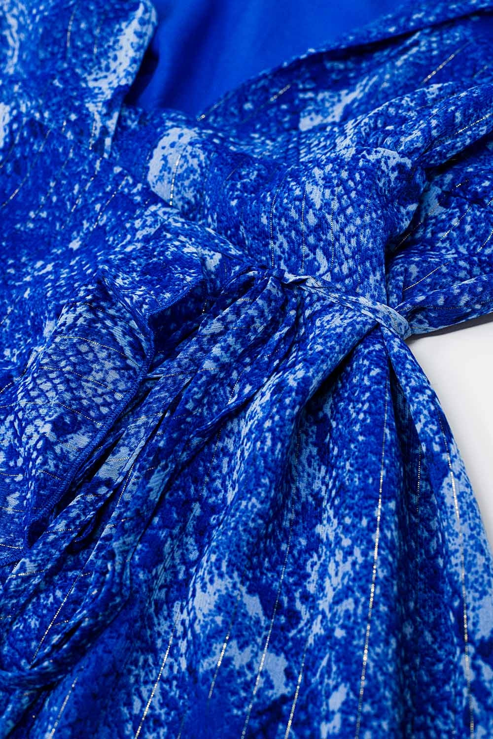 Vestido corto con estampado animal azul y lúrex dorado