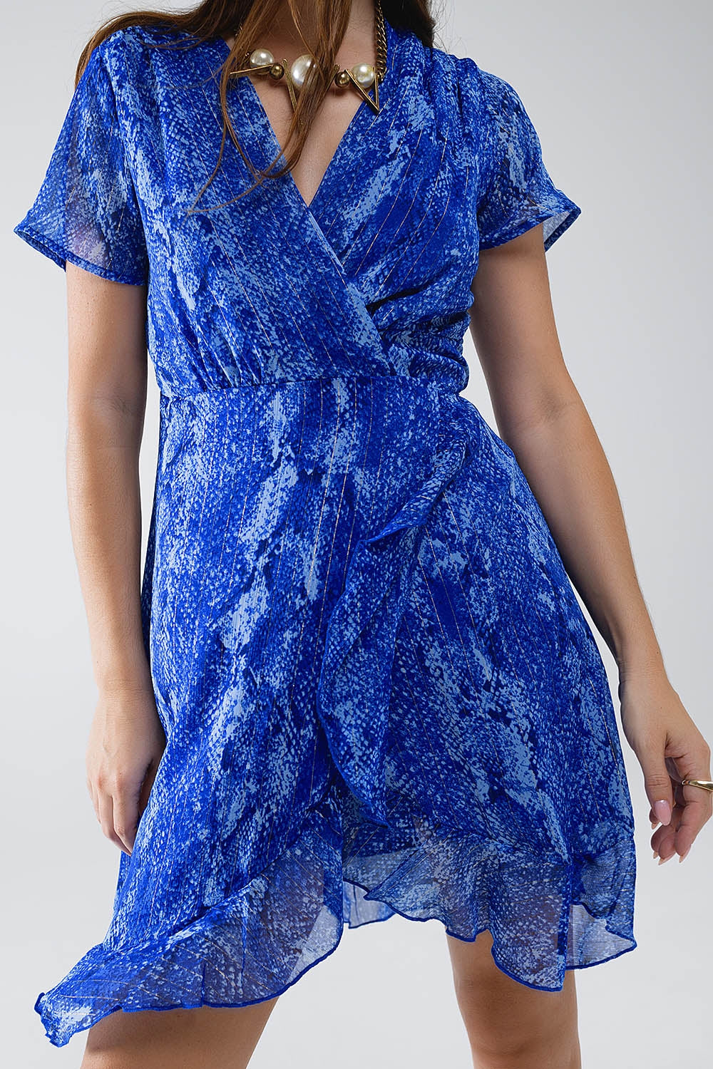 Vestido corto con estampado animal azul y lúrex dorado