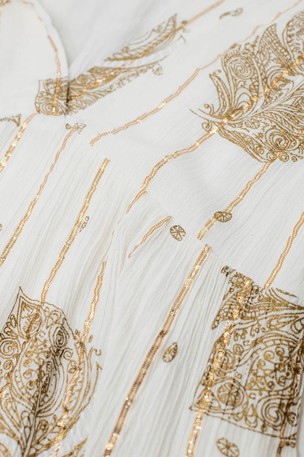 Vestido corto con estampado de hojas e hilo de lúrex en blanco