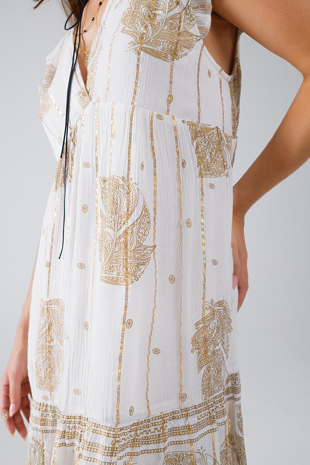Vestido corto con estampado de hojas e hilo de lúrex en blanco