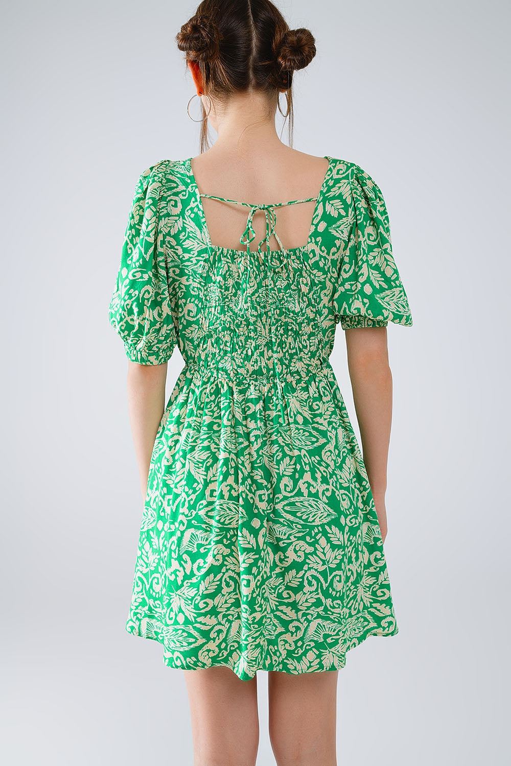 vestido corto con estampado floral y espalda fruncida en verde