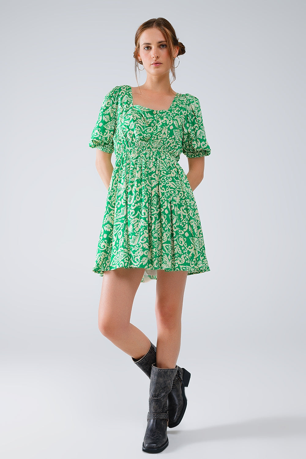 vestido corto con estampado floral y espalda fruncida en verde