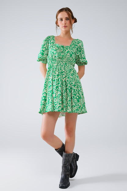vestido corto con estampado floral y espalda fruncida en verde