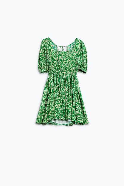 vestido corto con estampado floral y espalda fruncida en verde