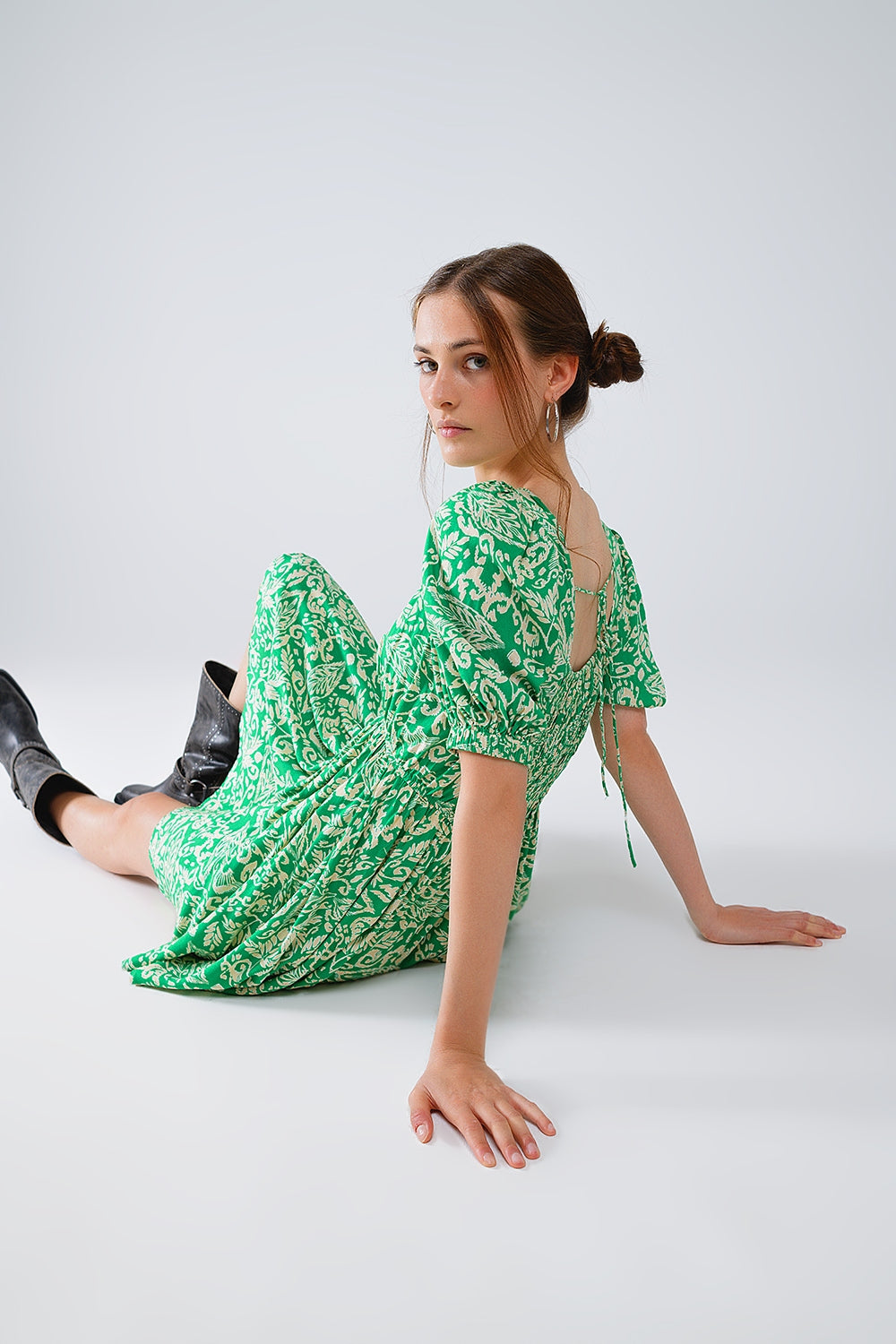 vestido corto con estampado floral y espalda fruncida en verde