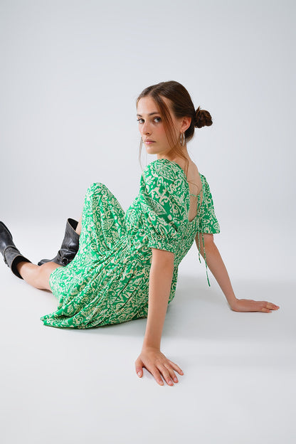 vestido corto con estampado floral y espalda fruncida en verde