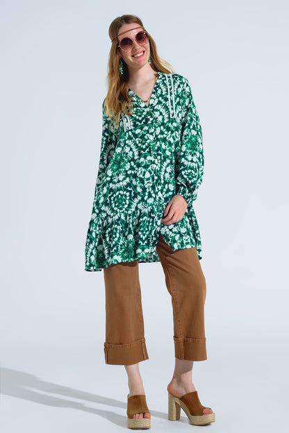 Vestido corto con estampado tie dye mangas largas y ribete de encaje en verde