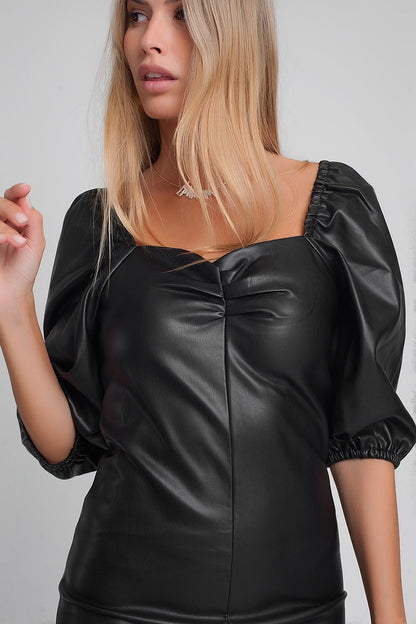 Vestido corto con mangas abullonadas de cuero sintético en negro