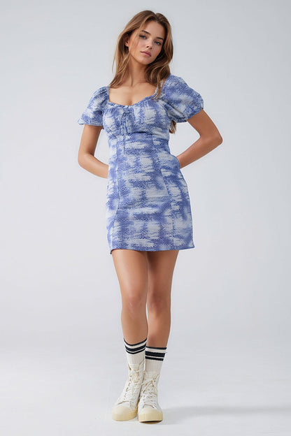 Q2 Vestido corto con mangas abullonadas en estampado abstracto azul y blanco