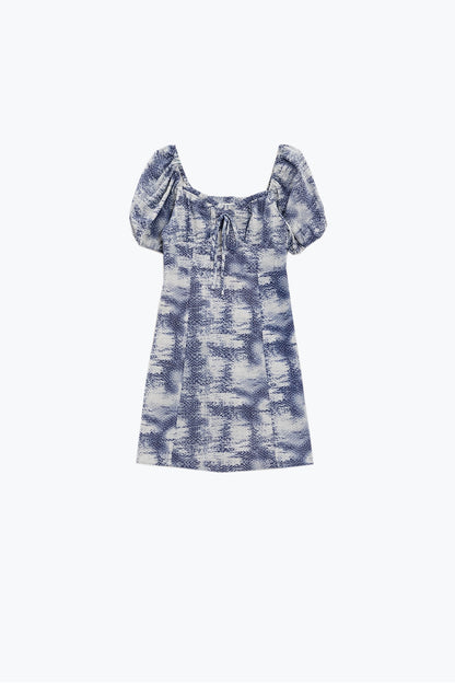 Vestido corto con mangas abullonadas en estampado abstracto azul y blanco