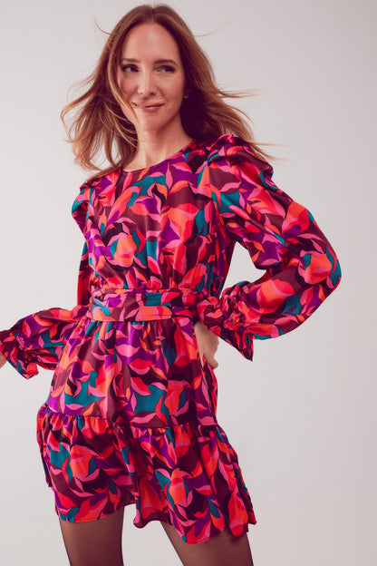 Vestido corto con mangas abullonadas en fucsia