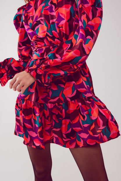 Vestido corto con mangas abullonadas en fucsia