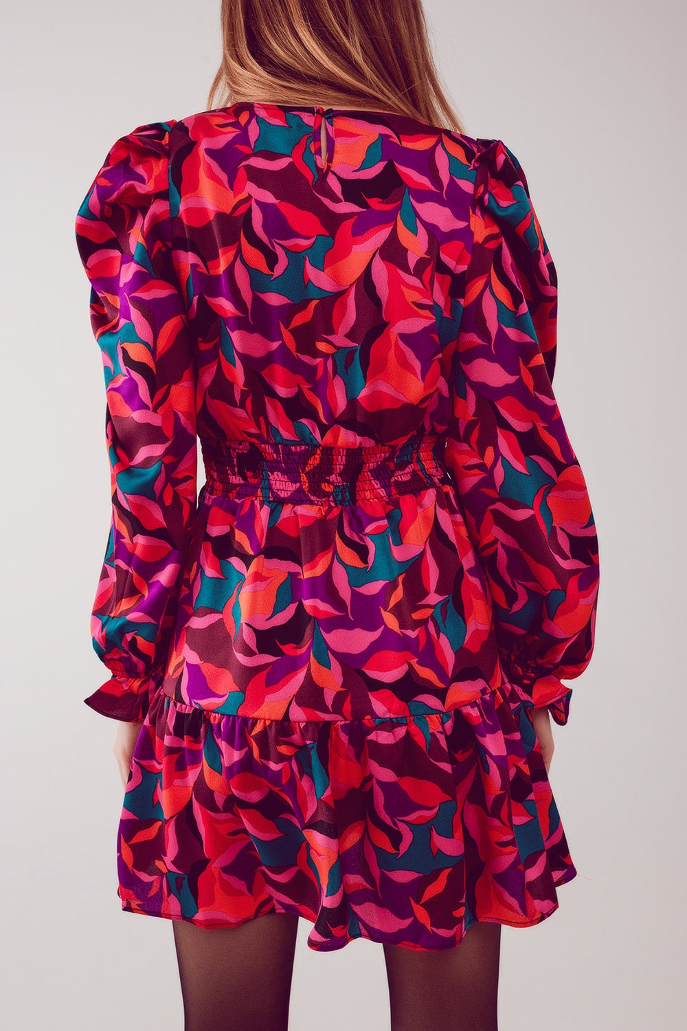 Vestido corto con mangas abullonadas en fucsia