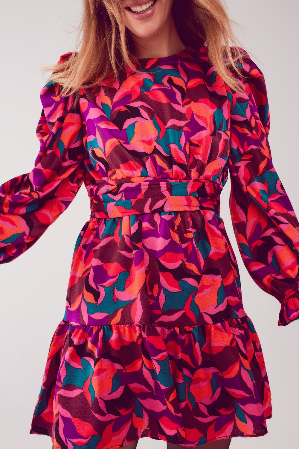 Vestido corto con mangas abullonadas en fucsia