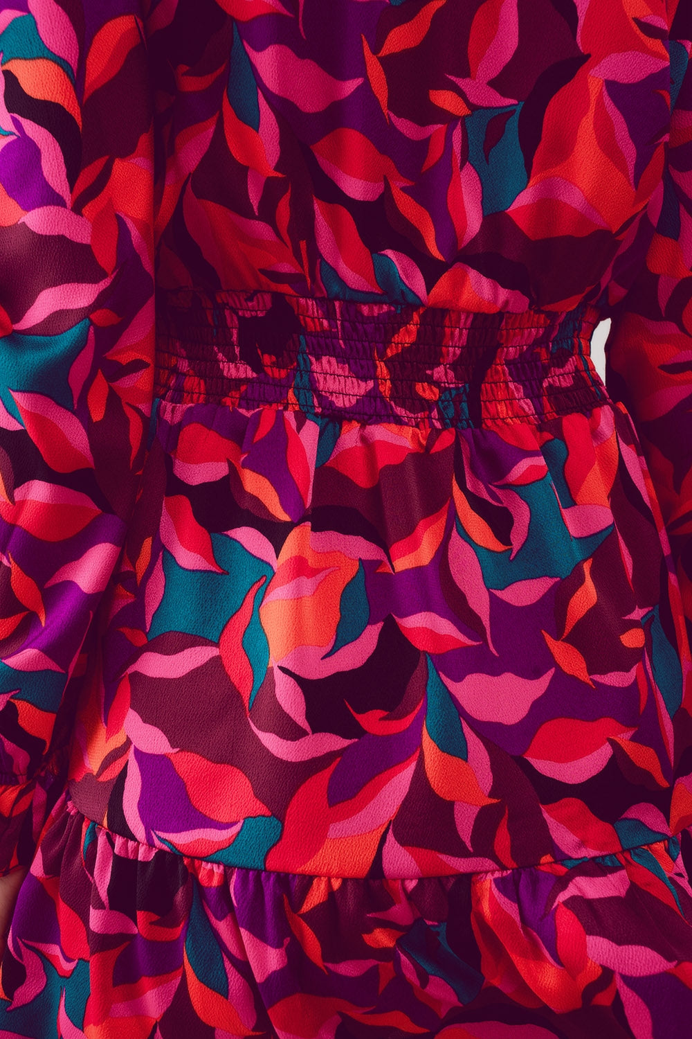 Vestido corto con mangas abullonadas en fucsia