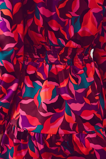 Vestido corto con mangas abullonadas en fucsia