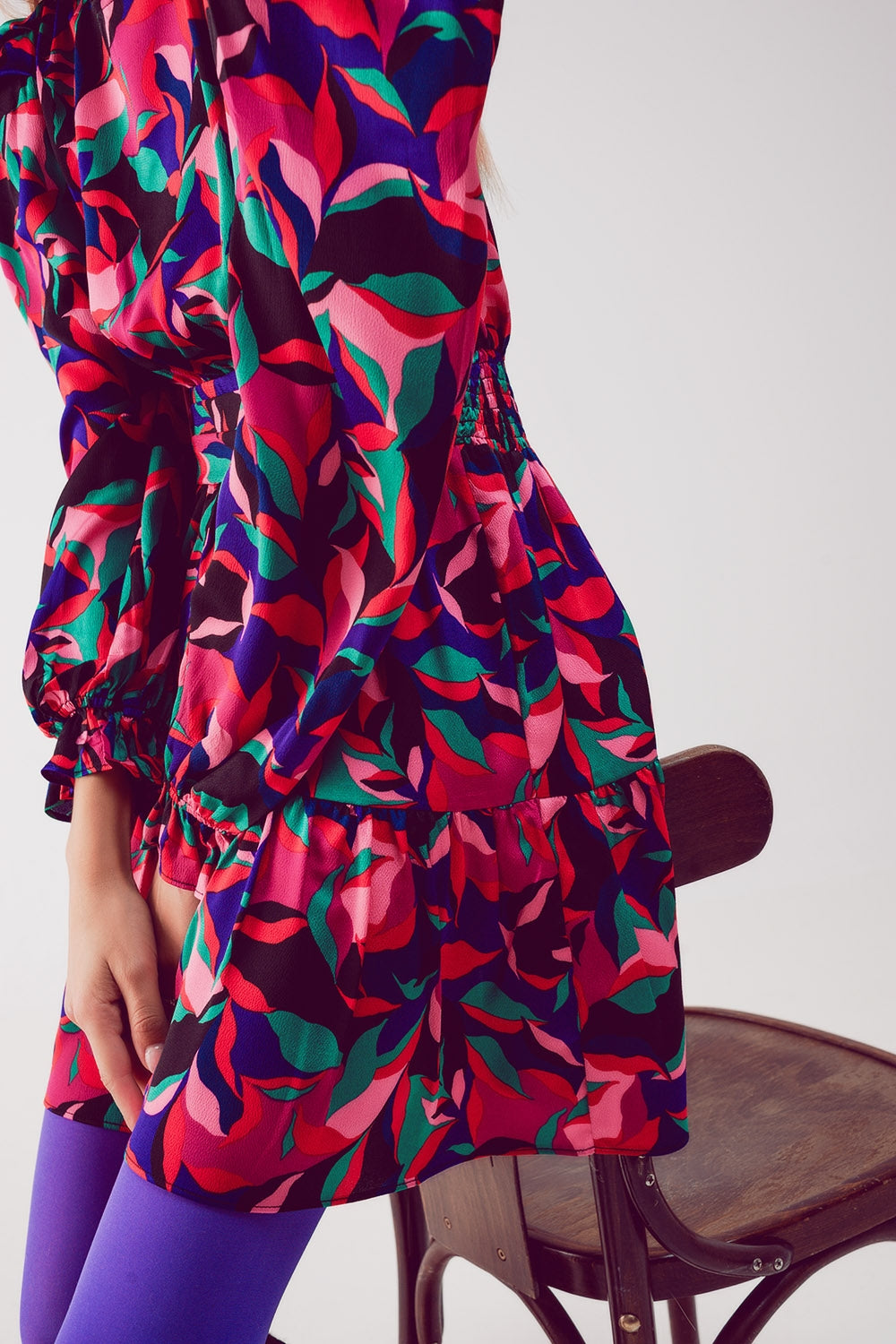 Vestido corto con mangas abullonadas en negro