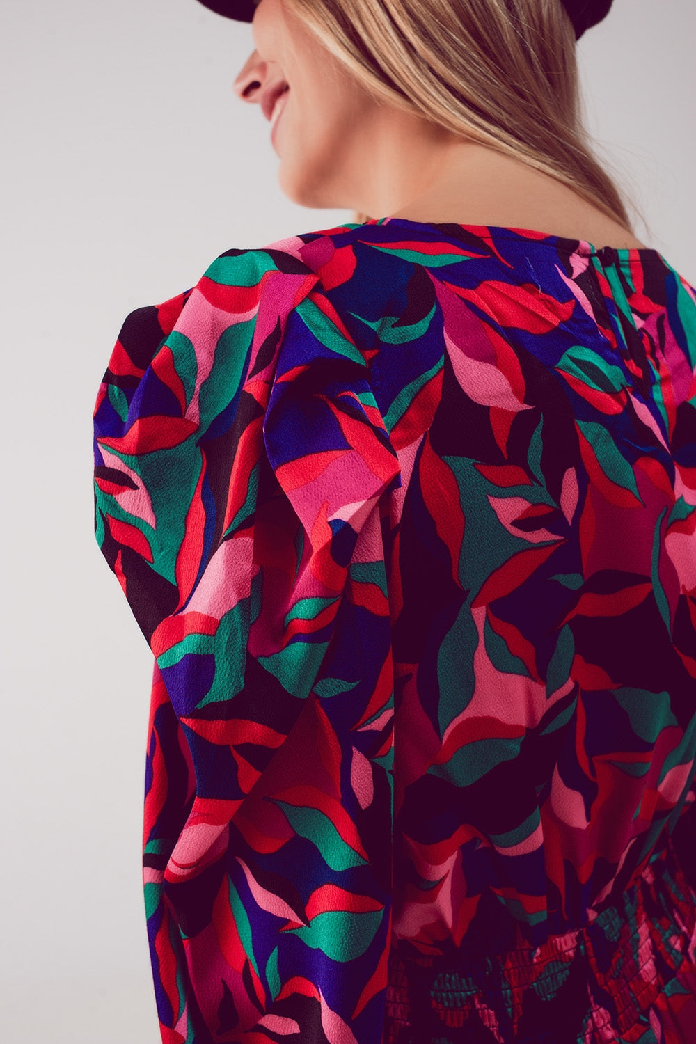 Vestido corto con mangas abullonadas en negro