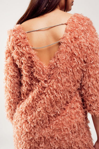 Vestido corto con mangas tres cuartos y diseño de plumas en rosa