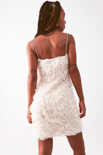 Vestido corto crema con diseño integral de plumas sintéticas