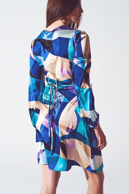 Vestido corto cruzado con estampado abstracto en azul