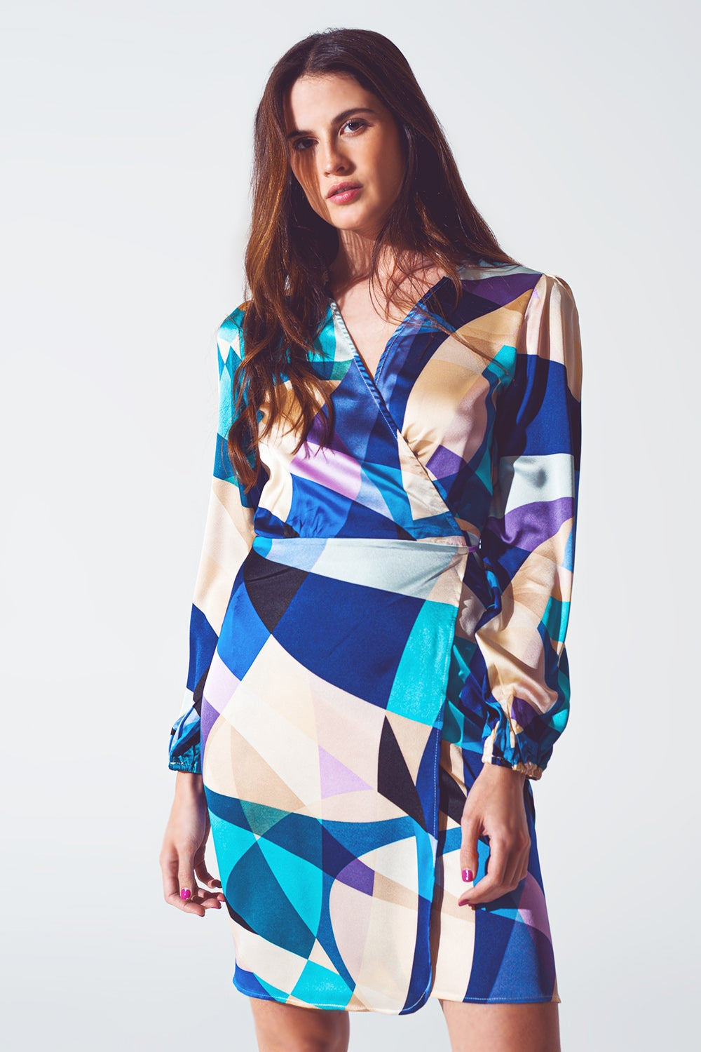 Vestido corto cruzado con estampado abstracto en azul