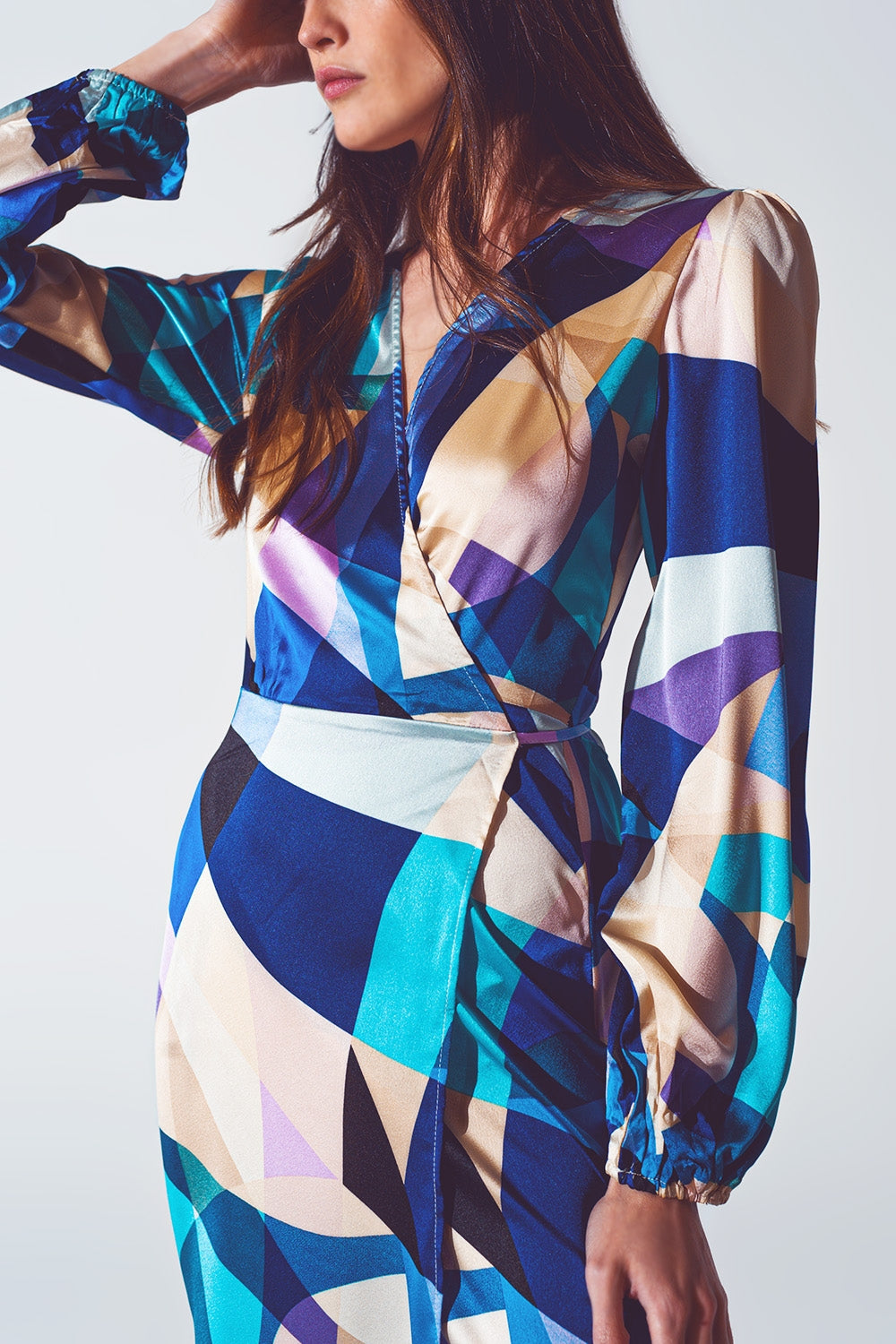 Vestido corto cruzado con estampado abstracto en azul