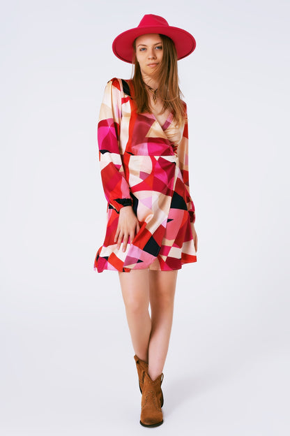 Vestido corto cruzado con estampado abstracto en fuxia