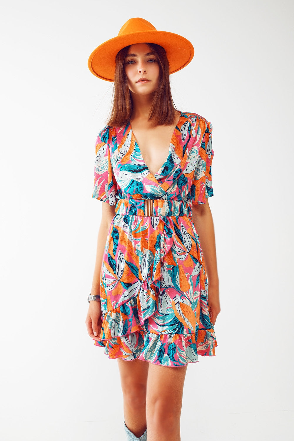 Vestido corto cruzado con estampado floral y cinturón en naranja