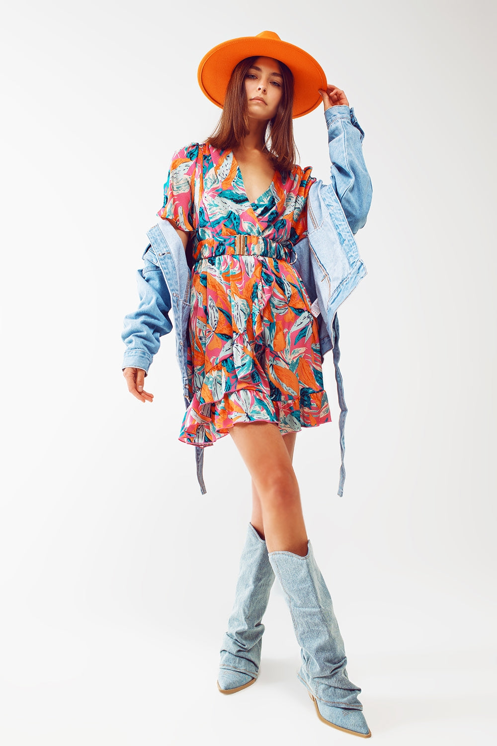 Vestido corto cruzado con estampado floral y cinturón en naranja