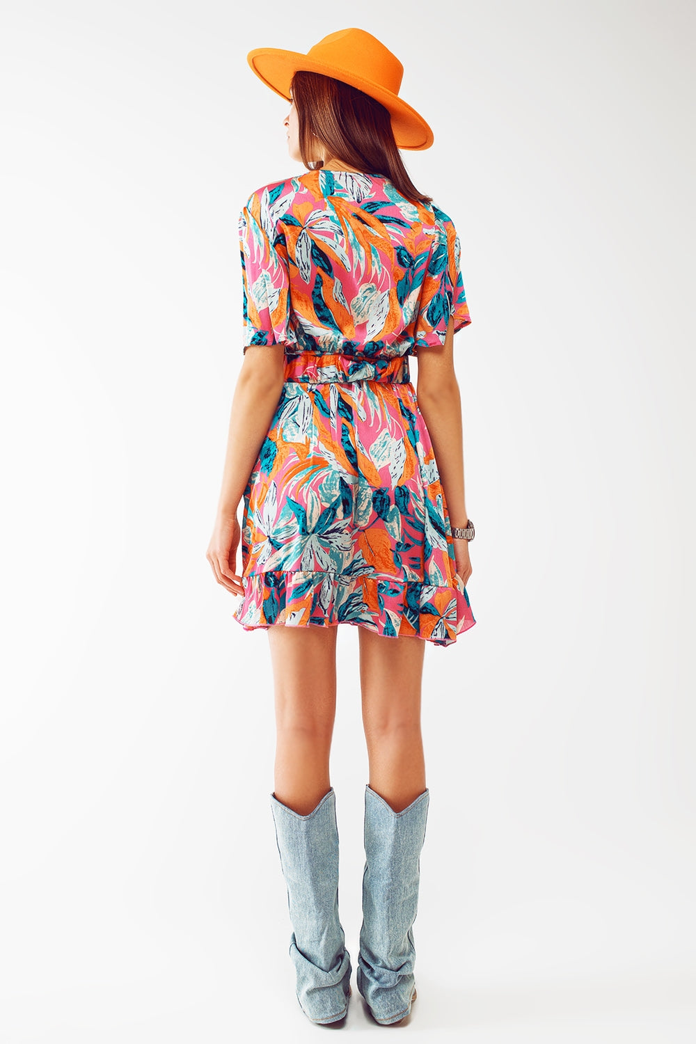 Vestido corto cruzado con estampado floral y cinturón en naranja