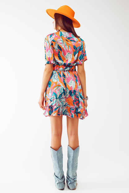 Vestido corto cruzado con estampado floral y cinturón en naranja