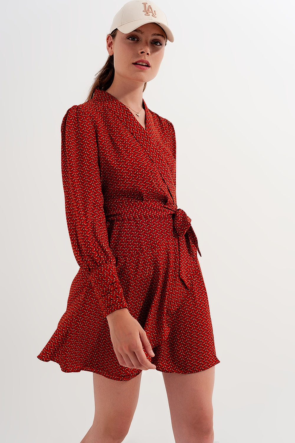 Vestido corto cruzado y escotado con estampado geométrico