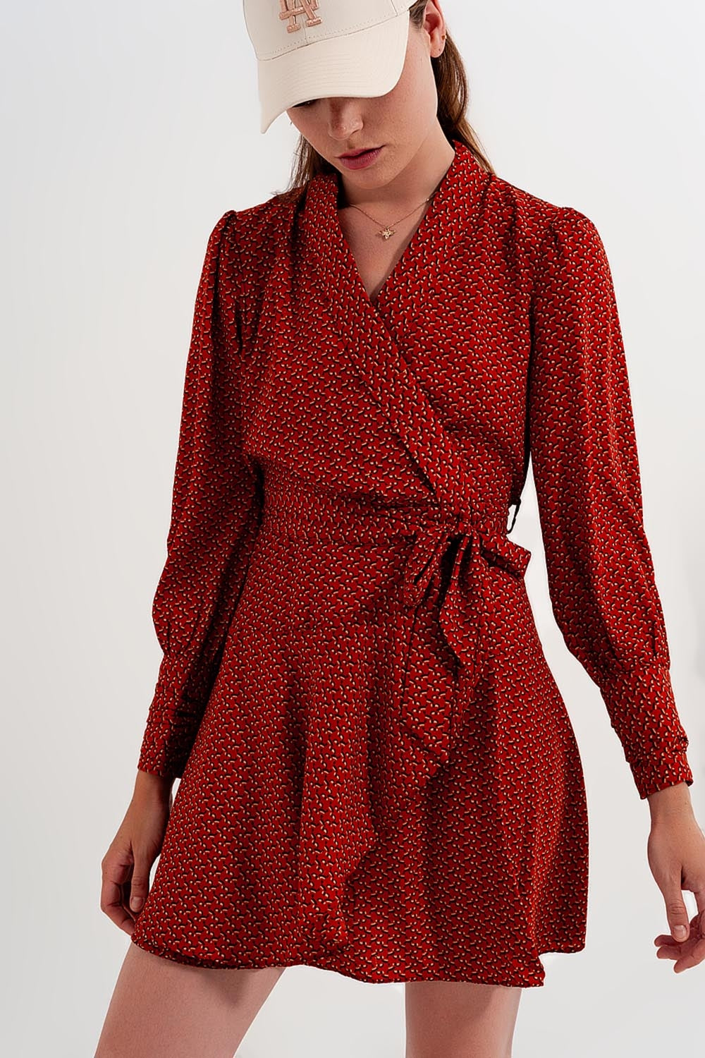 Vestido corto cruzado y escotado con estampado geométrico