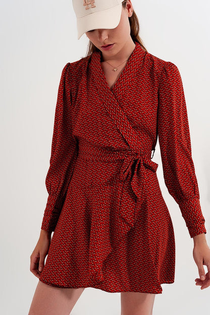 Vestido corto cruzado y escotado con estampado geométrico