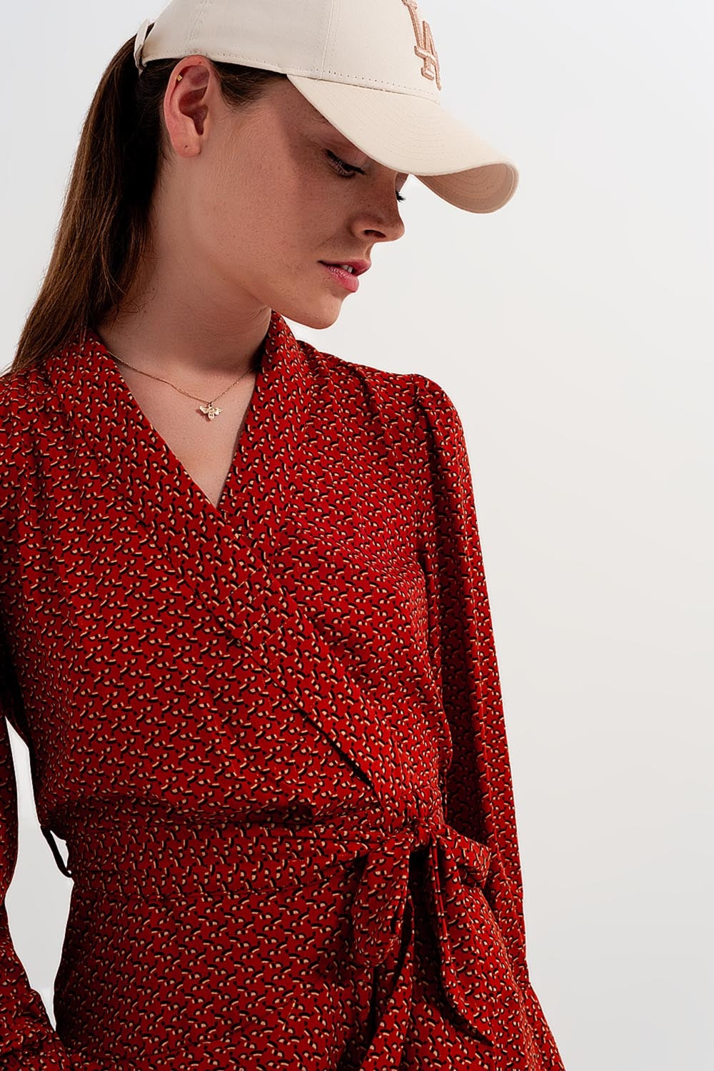 Vestido corto cruzado y escotado con estampado geométrico
