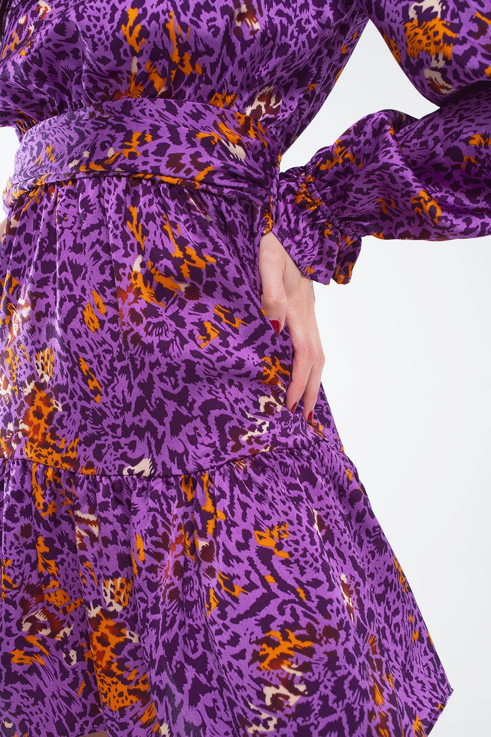 Vestido corto estampado con falda a capas y puño de volantes en morado