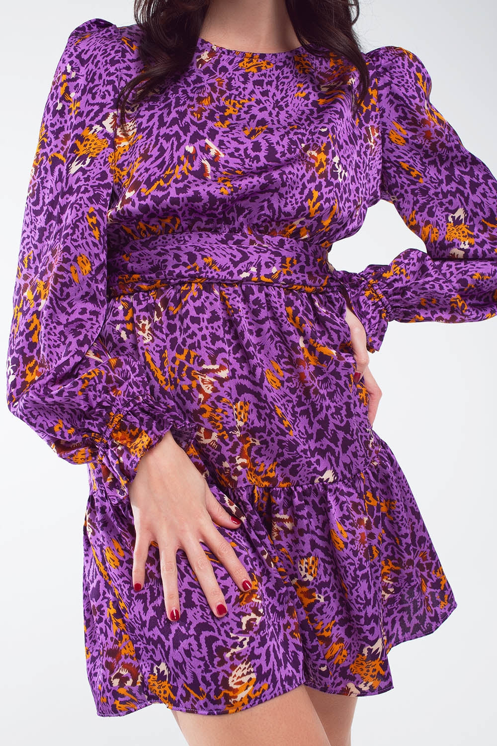 Vestido corto estampado con falda a capas y puño de volantes en morado