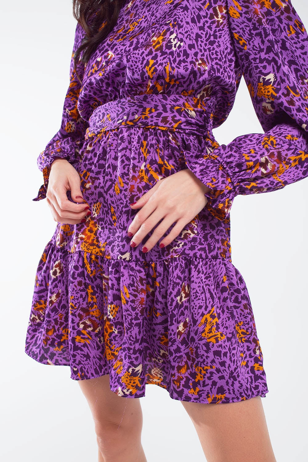 Vestido corto estampado con falda a capas y puño de volantes en morado