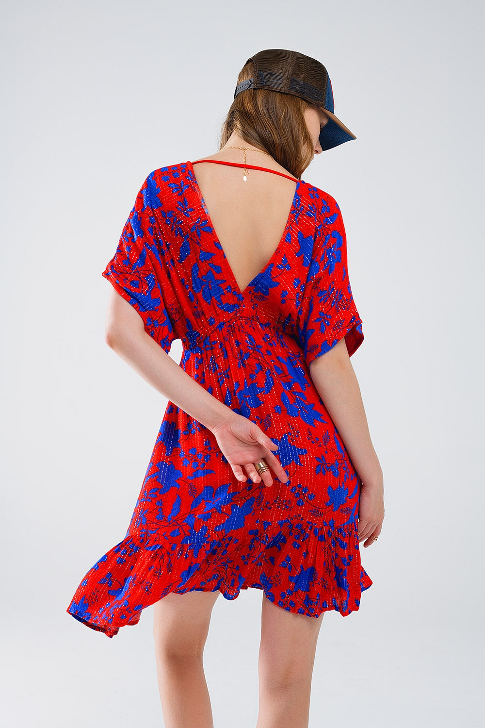 Vestido corto fluido rojo con estampado floral azul
