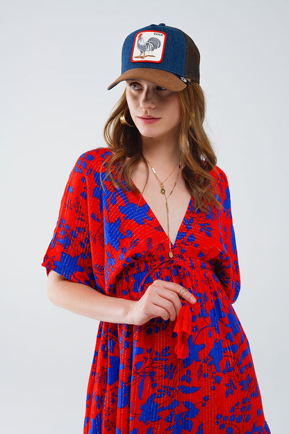Vestido corto fluido rojo con estampado floral azul